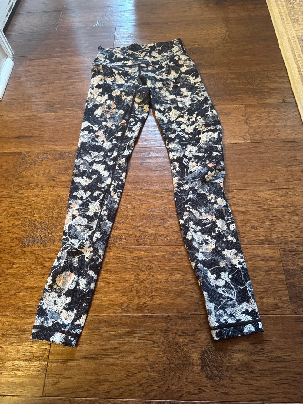 Lululemon size 4 High-Rise Floral Print Leggings - Black Floral EUC